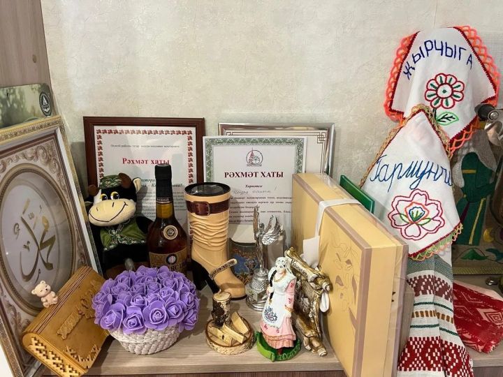 Конфеты, чай, серьги: коллекция певицы Челнов в домашнем музее
