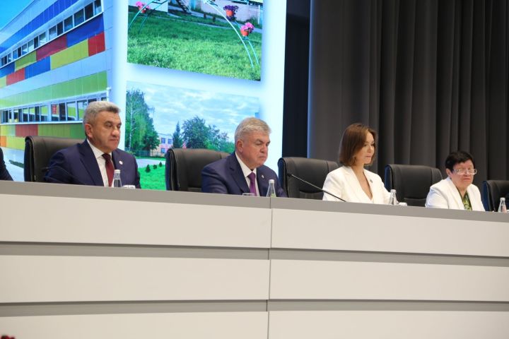 Министр образования Хадиуллин на педконференции призвал говорить по-русски