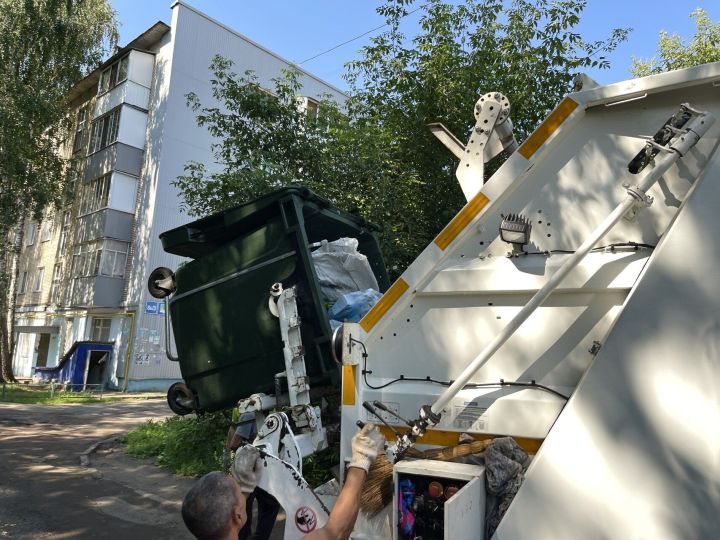Житель Челнов пожаловался на грязь после вывоза мусора во дворе