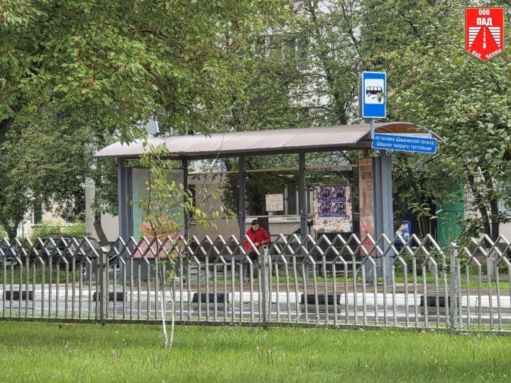 В Челнах молодежь на «Приоре» вылетела на остановочный павильон