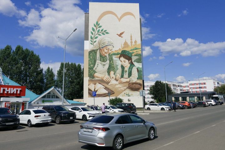 В Челнах презентовали новый мурал с эчпочмаками на фасаде дома