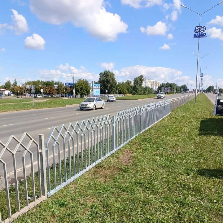 В Челнах отремонтировали ограждение, повреждённое в аварии на Машиностроительной