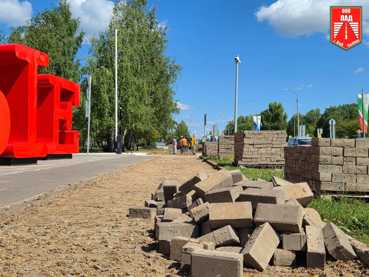 На проспекте Чулман меняют брусчатку на пешеходной дороге