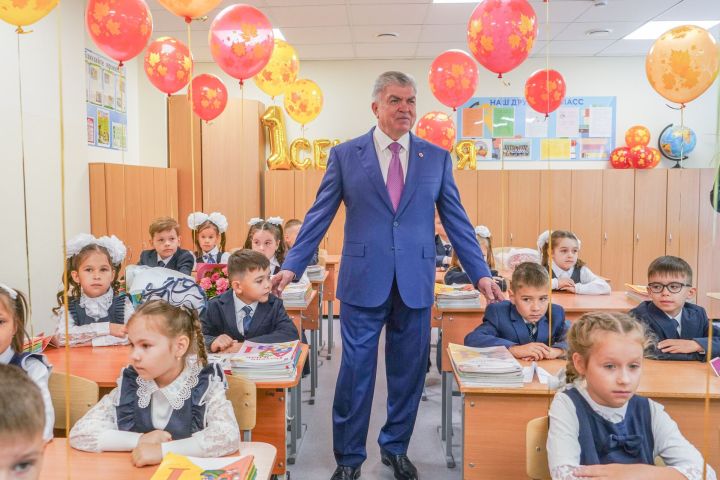 «Потусить еще успеете»: мэр Челнов обратился к будущим выпускникам