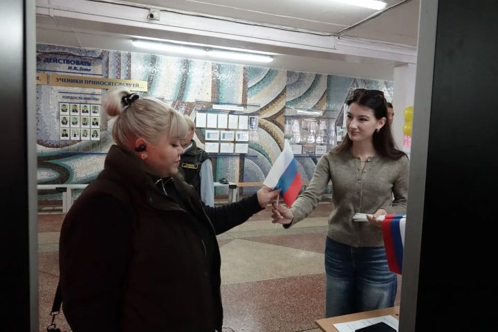 Избирателям Челнов вручают флаги нашей страны