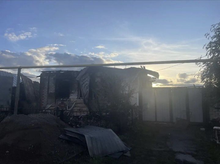 Большой пожар под Челнами уничтожил дом, гараж и баню 56-летних супругов