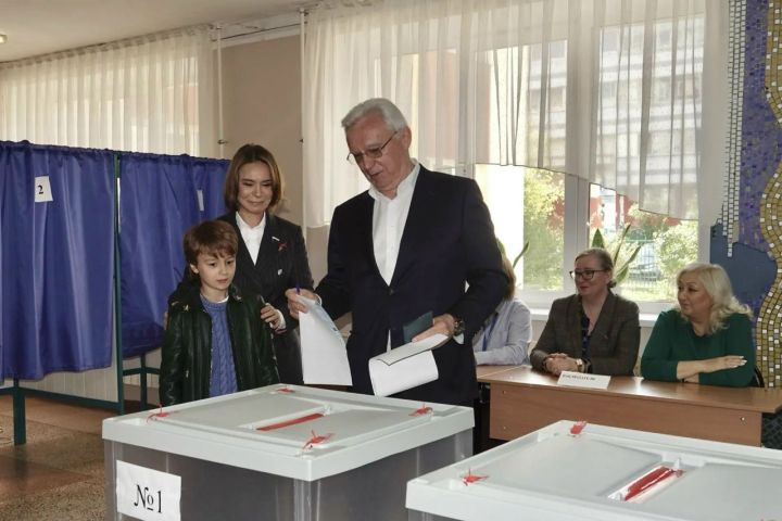 Сергей Когогин проголосовал на выборах в 46-й школе
