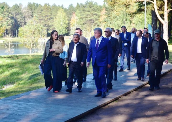 Рустам Минниханов прогулялся по парку «Прибрежный»