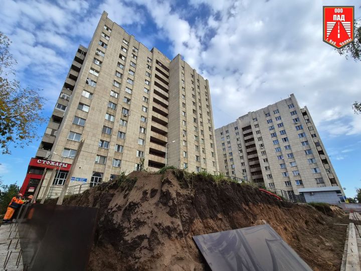 В Набережных Челнах у дома 23/11А строят новую опорную стену