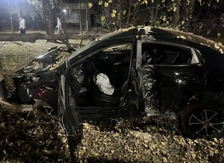21-летний водитель Kia Rio устроил ДТП в Челнах, пострадала девушка