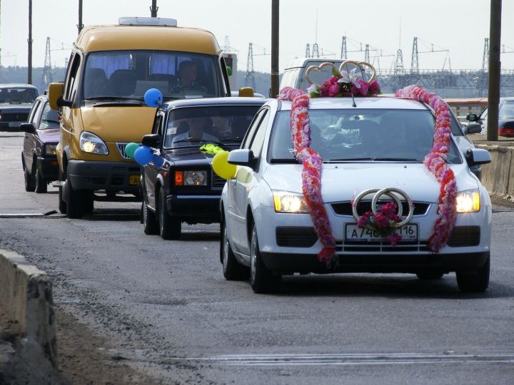 В Челнах проведут «фейковую» свадьбу в стиле 90-х годов